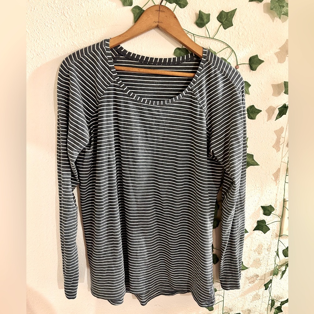 LIKE NEW LULULEMON LONG SLEEVE NAVY BLUE & WHITE TOP WOMEN’S 10